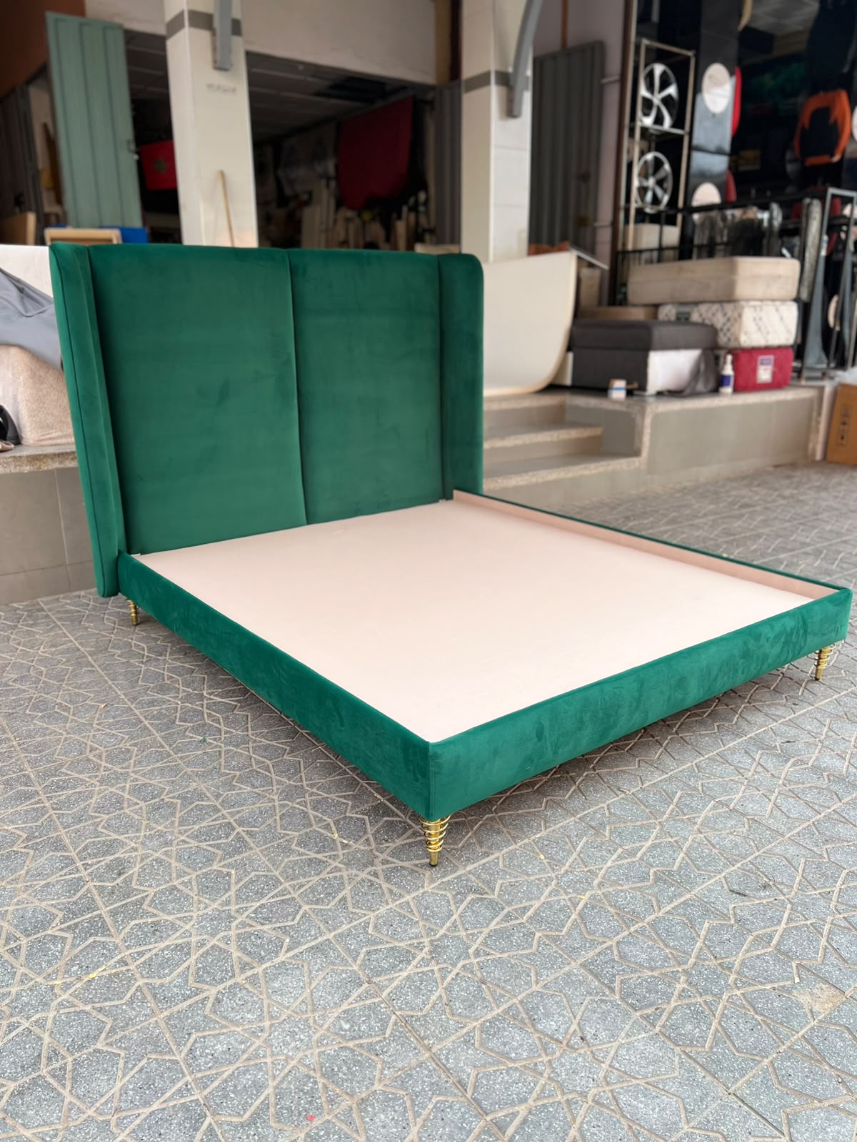 Lit tapissé en velours vert avec pieds dorés, réalisation AZ Tapissier