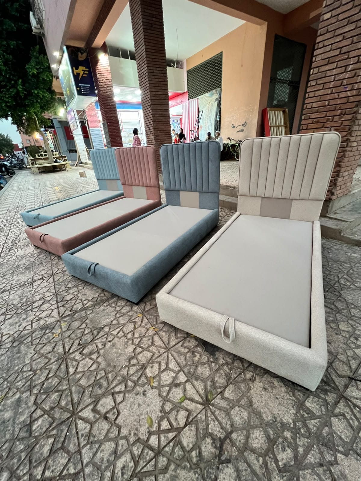 Têtes de lit tapissées de différentes couleurs, réalisations AZ Tapissier