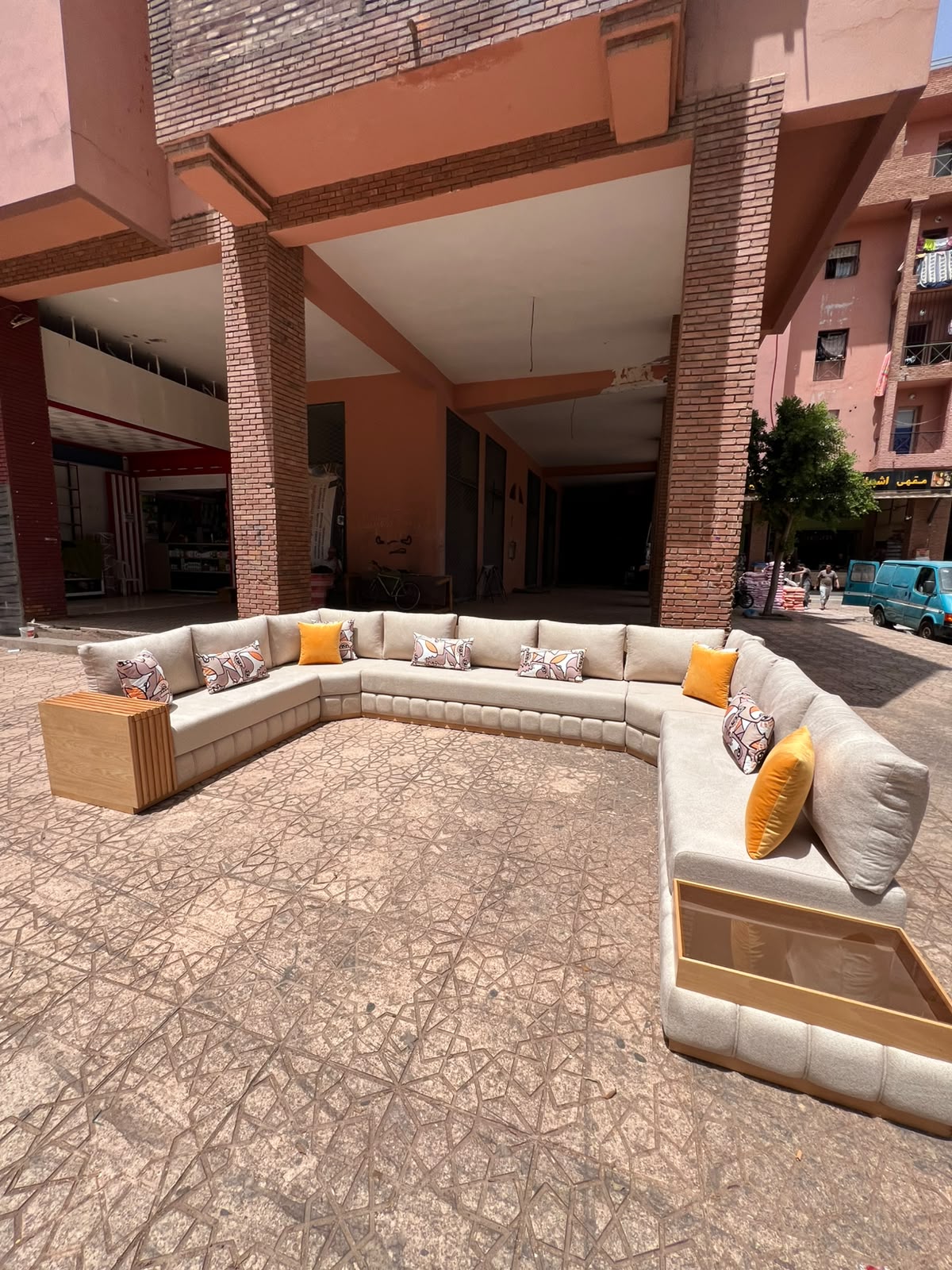Canapé d'angle beige avec coussins colorés, tapisserie sur mesure