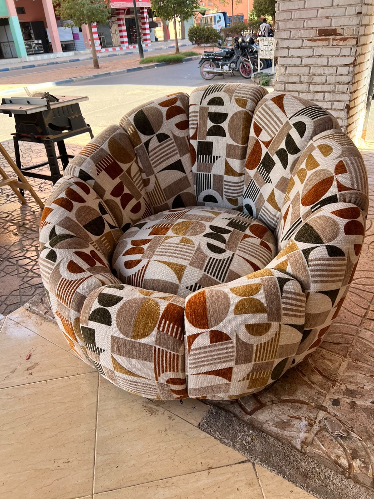 Fauteuil rond tapissé avec tissu à motifs géométriques