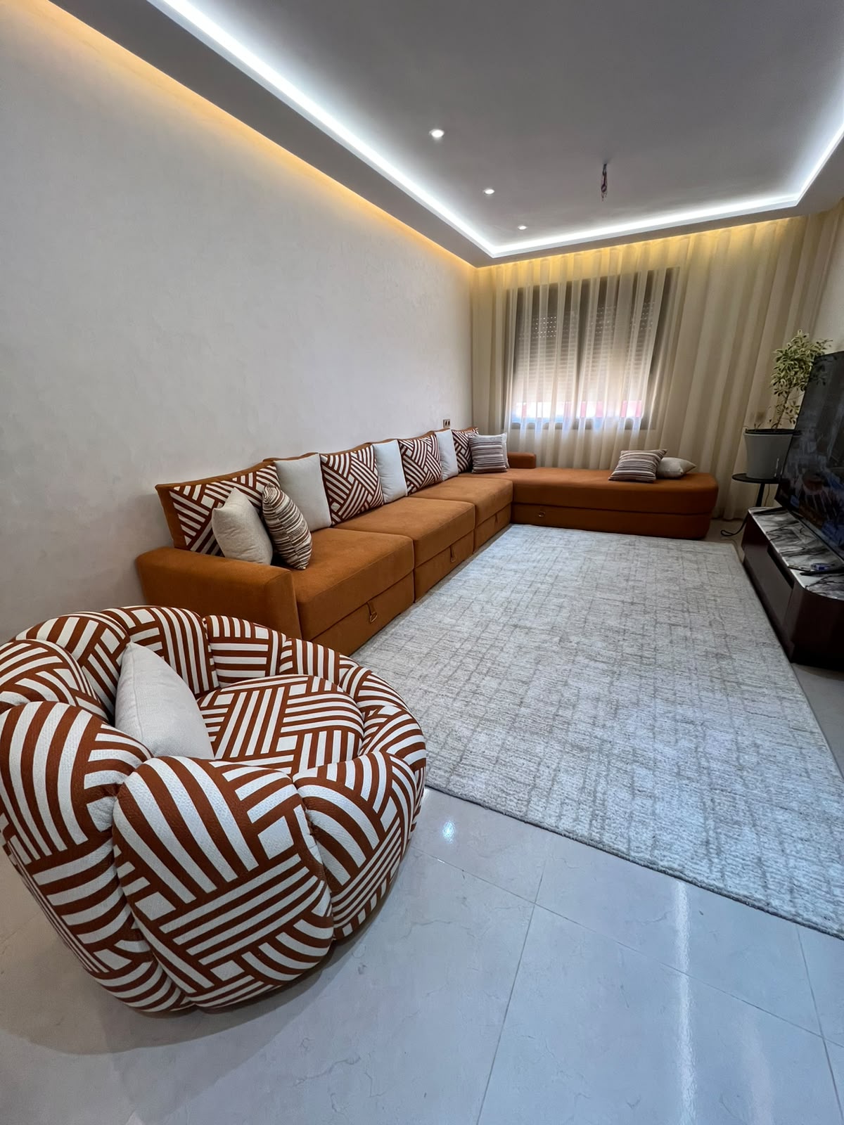 Salon avec canapé d'angle et fauteuil tapissés sur mesure par AZ Tapissier à Marrakech